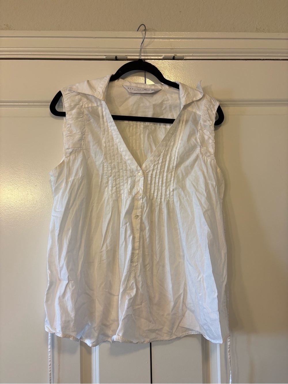 Zara White Sleeveless Pintuck V-Neck Blouse
